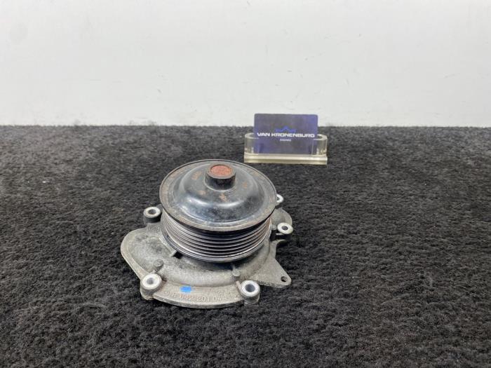 Usagé Pompe à eau Mercedes E (W211) 3.0 E-320 CDI 24V Prix € 30,00 Prix TTC proposé par Van Kronenburg Engines