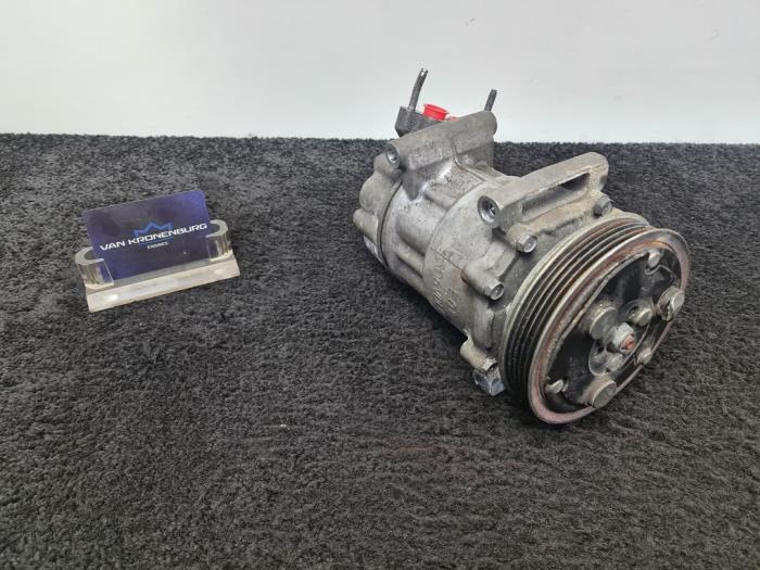 Air conditioning pump from a MINI Countryman (R60) 2.0 Cooper D 16V Autom. 2016