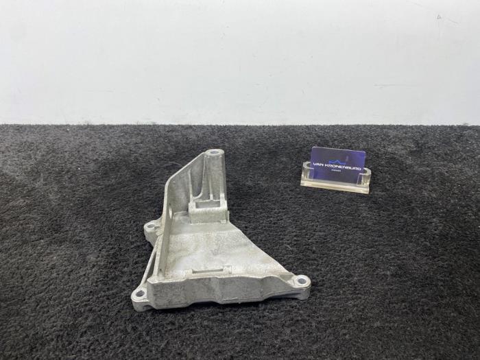 Used Alternator upper bracket Volkswagen Transporter/Caravelle T5 2.5 TDi 4Motion Price € 18,15 Inclusive VAT offered by Van Kronenburg Engines
