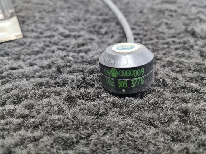 Klopfsensor van een Audi A6 (C6) 2.4 V6 24V 2005