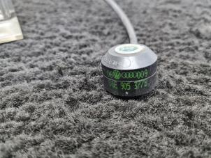 Klopfsensor van een Audi A6 (C6) 2.4 V6 24V 2005