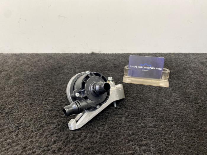 Begagnade Extra vattenpump Mercedes C AMG (C205) 4.0 C-63 AMG V8 Biturbo Pris € 40,00 Inklusive moms erbjuds av Van Kronenburg Engines
