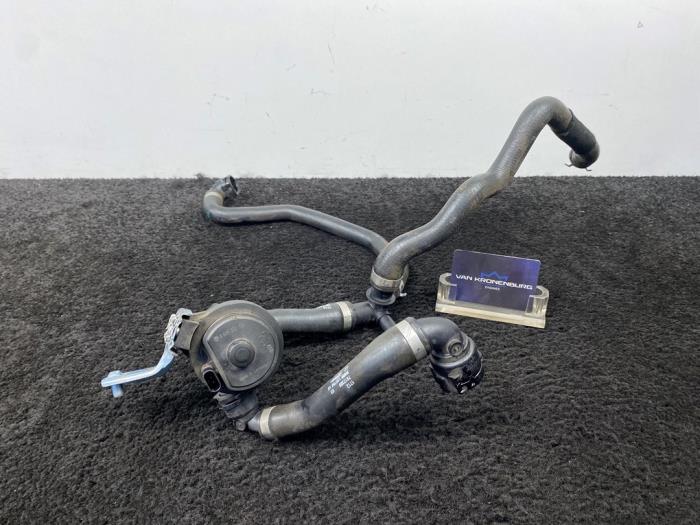 Begagnade Extra vattenpump Mini Clubman (F54) 2.0 Cooper S 16V Pris € 25,00 Inklusive moms erbjuds av Van Kronenburg Engines