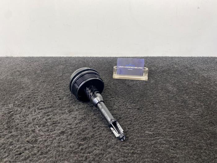 Gebrauchte Ölfilter Deckel Mercedes C (W205) C-200 2.0 CGI 16V Preis € 40,00 Mit Mehrwertsteuer angeboten von Van Kronenburg Engines