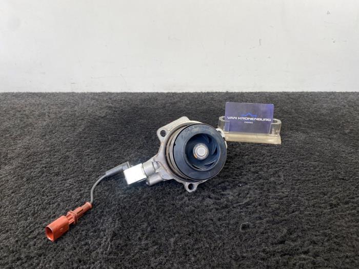 Usagé Pompe à eau Audi A3 Sportback (8VA/8VF) 2.0 TDI 16V Prix € 40,00 Prix TTC proposé par Van Kronenburg Engines