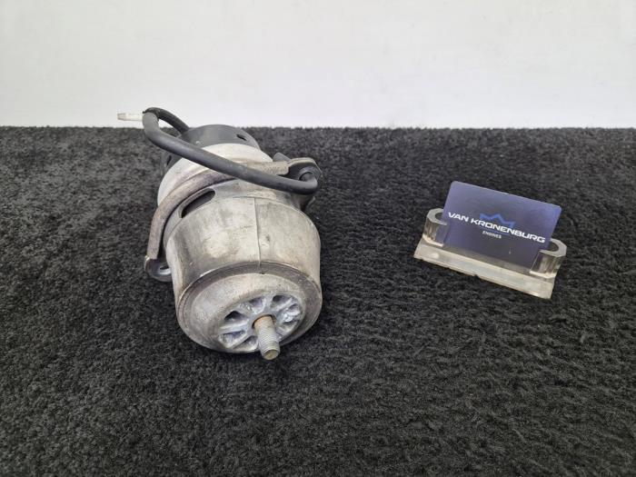 Used Engine mount Volkswagen Touareg (7PA/PH) 3.0 TDI V6 24V BlueMotion Technology DPF Price € 12,50 Inclusive VAT offered by Van Kronenburg Engines