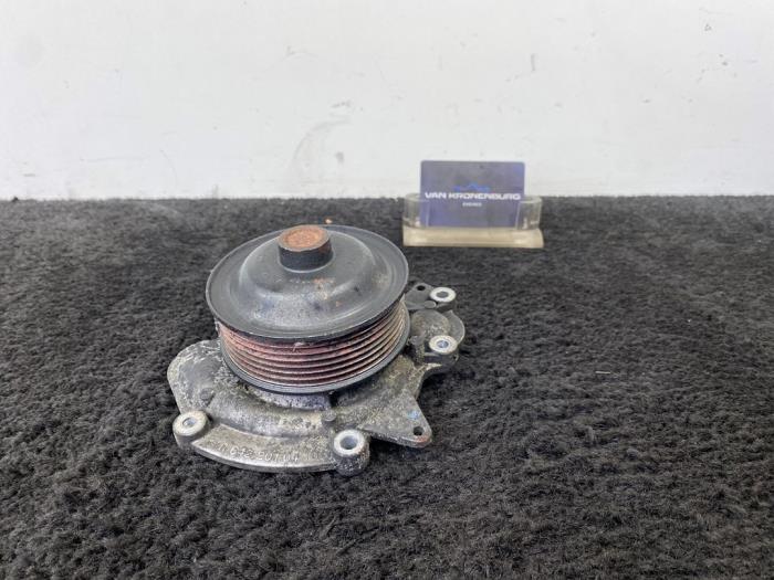 Usagé Pompe à eau Mercedes E (W211) 3.0 E-280 CDI 24V Prix € 30,00 Prix TTC proposé par Van Kronenburg Engines