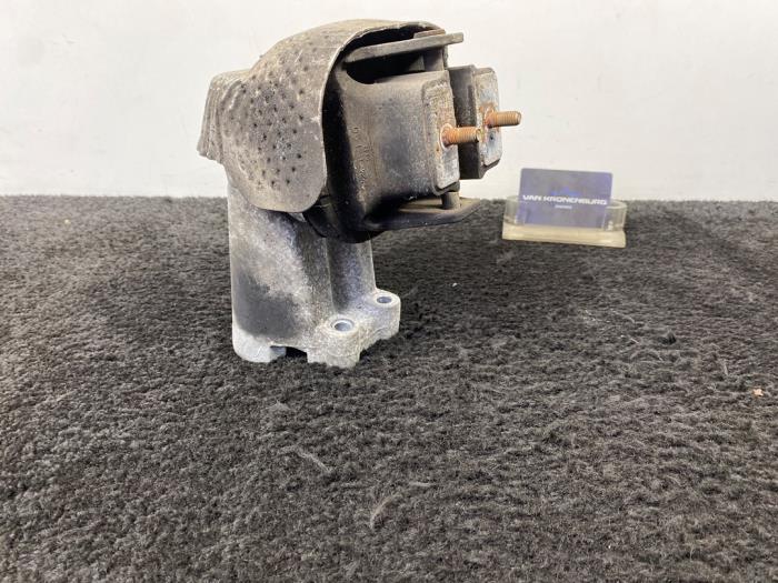 Used Engine mount Chrysler 300 C 3.0 CRD V6 24V Price € 30,00 Inclusive VAT offered by Van Kronenburg Engines