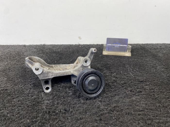 Usagé Support dynamo bas Audi A6 (C7) 3.0 TDI V6 24V Quattro Prix € 30,00 Prix TTC proposé par Van Kronenburg Engines