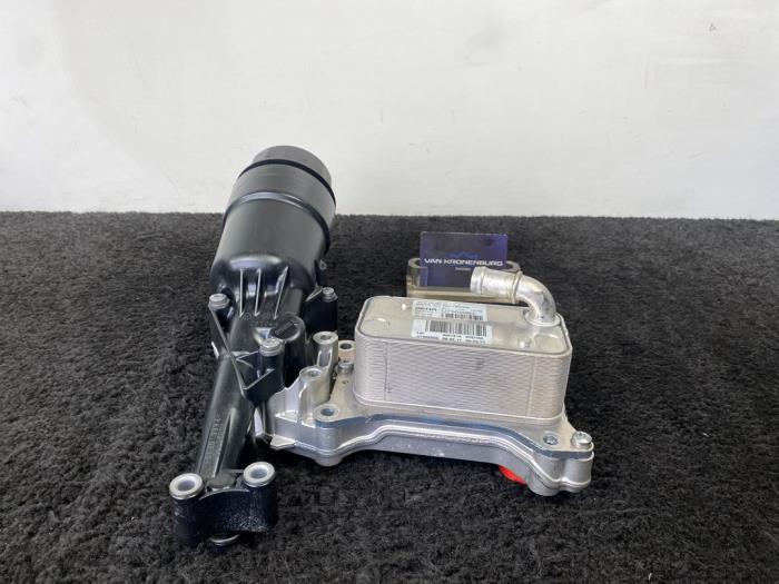 Gebrauchte Ölfiltergehäuse Mercedes E (W212) E-200 CDI 16V BlueEfficiency,BlueTEC Preis € 40,00 Mit Mehrwertsteuer angeboten von Van Kronenburg Engines