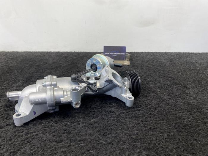 Nya Vattenpump Mercedes C (W205) C-180 1.6 16V Pris € 150,00 Inklusive moms erbjuds av Van Kronenburg Engines