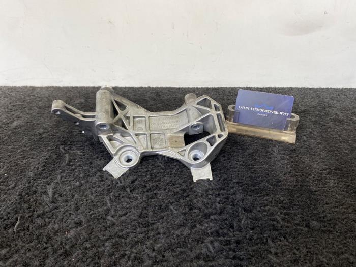 Usagé Support dynamo bas Audi A6 Avant (C7) 3.0 TDI V6 24V Quattro Prix € 29,95 Prix TTC proposé par Van Kronenburg Engines