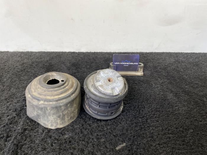 Used Engine mount Mercedes CLK (R209) 2.6 240 V6 18V Price € 20,00 Inclusive VAT offered by Van Kronenburg Engines