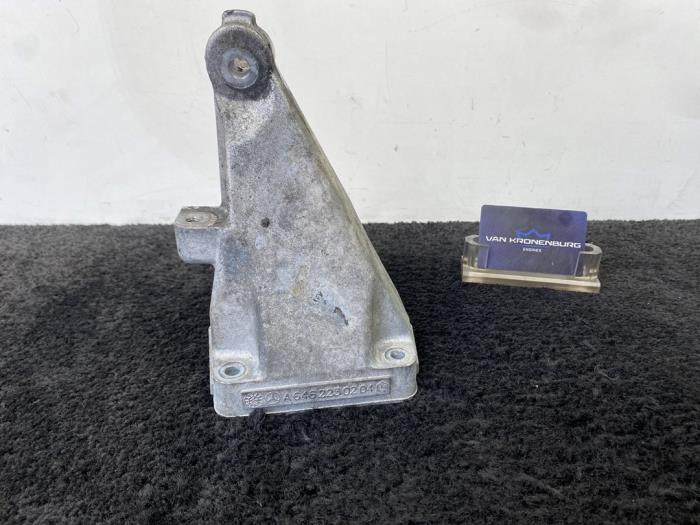 Used Engine mount Mercedes Vito (639.6) 2.2 111 CDI 16V Price € 22,51 Inclusive VAT offered by Van Kronenburg Engines