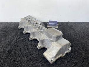 Ventildeckel van een Mercedes-Benz S (W220) 5.0 S-500 V8 24V 2001