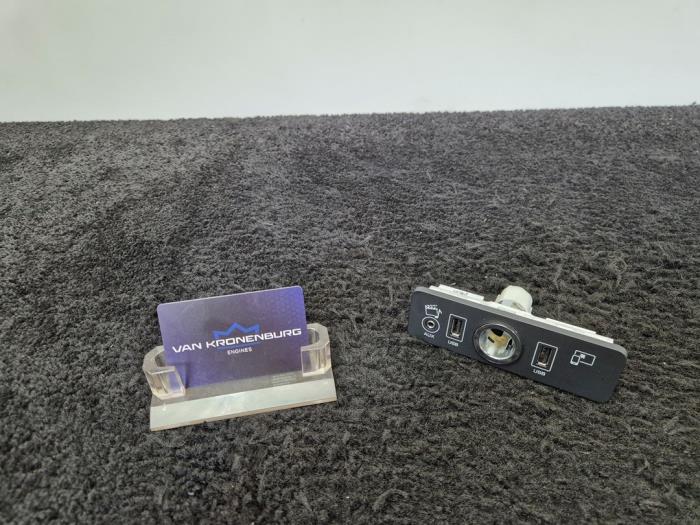 Begagnade USB-modul Jaguar F-type 3.0 400 Sport V6 24V Pris € 40,00 Inklusive moms erbjuds av Van Kronenburg Engines