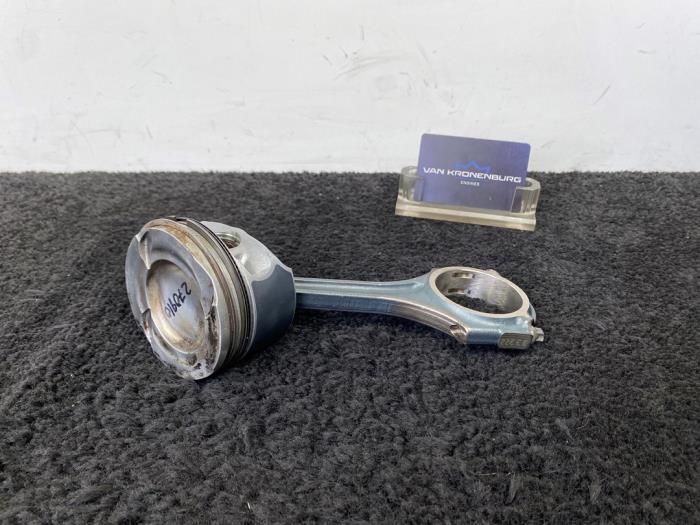 Usados Pistón Mercedes A (W176) 1.6 A-160 16V Precio € 151,25 IVA incluido ofrecido por Van Kronenburg Engines