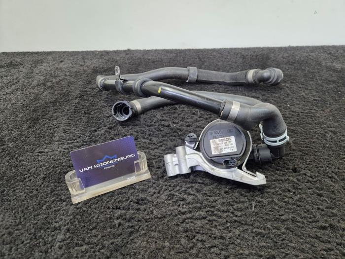 Begagnade Vattenpump Mercedes E (W213) E-220d 2.0 Turbo 16V 4-Matic Pris € 49,95 Inklusive moms erbjuds av Van Kronenburg Engines