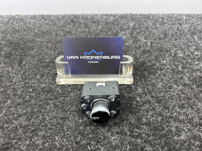 Używane Przelacznik lusterka Audi RS Q8 4.0 V8 32V Abt RSQ8-S Cena € 17,50 Z VAT oferowane przez Van Kronenburg Engines