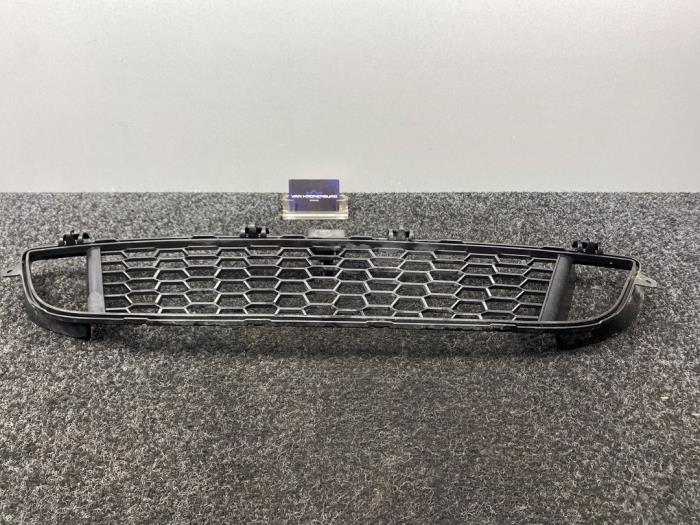 Begagnade Grill BMW 2 serie (F22) 218i 1.5 TwinPower Turbo 12V Pris € 59,96 Inklusive moms erbjuds av Van Kronenburg Engines