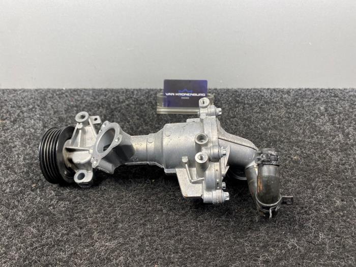 Używane Pompa wodna Mercedes A-Klasse AMG (177.0) 2.0 A-35 AMG Turbo 16V 4Matic Cena € 99,95 Z VAT oferowane przez Van Kronenburg Engines