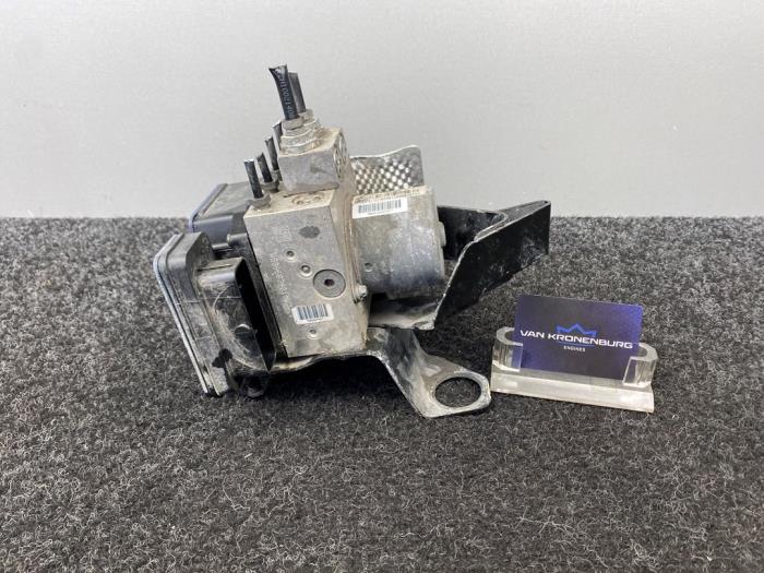 Usagé Pompe ABS Mercedes GL (X166) 5.5 GL 63 AMG V8 32V 4-Matic Prix € 499,95 Prix TTC proposé par Van Kronenburg Engines