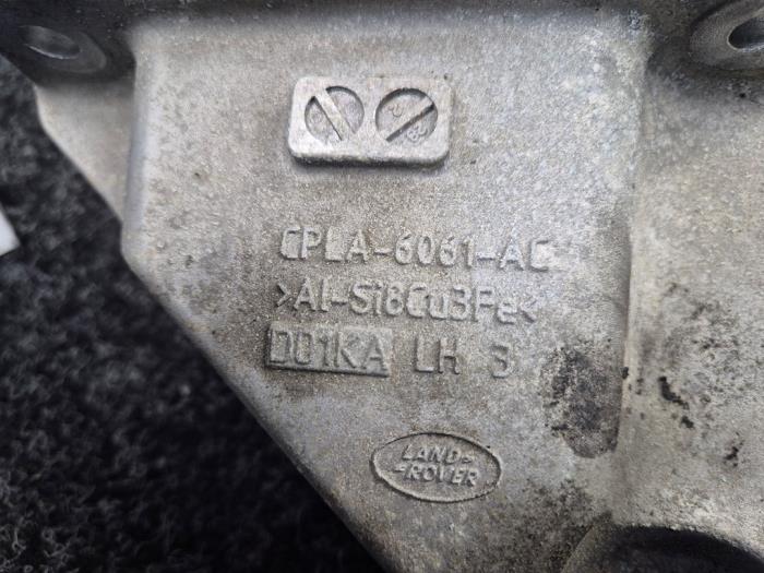 Engine mount from a Land Rover Range Rover IV (LG) 5.0 V8 32V Supercharged 2014