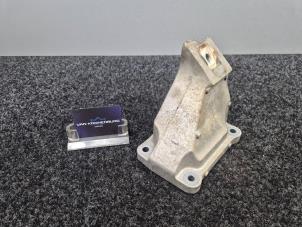 Engine mount from a Land Rover Range Rover IV (LG) 5.0 V8 32V Supercharged 2014