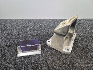 Engine mount from a Land Rover Range Rover IV (LG) 5.0 V8 32V Supercharged 2014