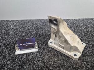 Engine mount from a Land Rover Range Rover IV (LG) 5.0 V8 32V Supercharged 2014