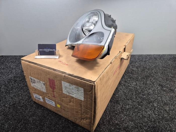 Nowe Reflektor prawy Porsche 911 (996) 3.4 Carrera 4 24V Cena € 1.299,95 Z VAT oferowane przez Van Kronenburg Engines