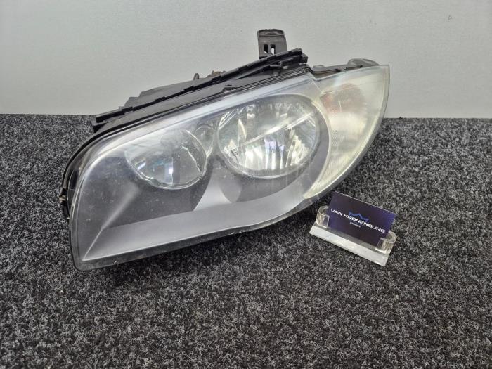 Używane Reflektor lewy BMW 1 serie (E87/87N) 118d 16V Cena € 49,95 Z VAT oferowane przez Van Kronenburg Engines