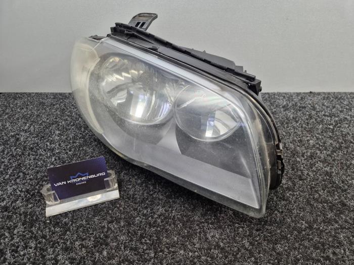 Używane Reflektor prawy BMW 1 serie (E87/87N) 118d 16V Cena € 74,95 Z VAT oferowane przez Van Kronenburg Engines