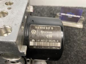 ABS-pump från en Volkswagen Transporter T5 2.0 TDI DRF 4Motion 2012