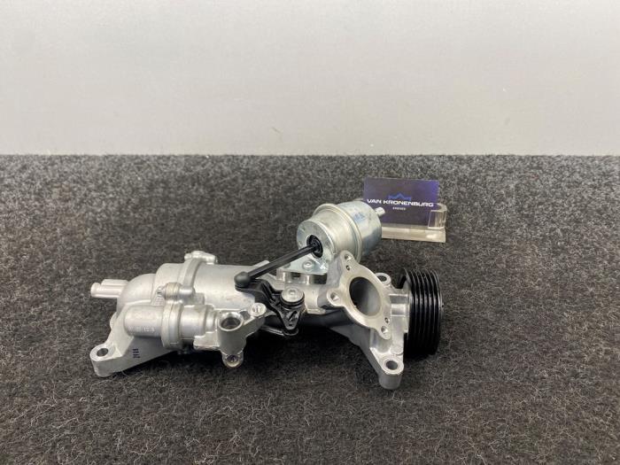 Begagnade Vattenpump Mercedes C (W204) 1.6 C-180 16V BlueEfficiency Pris € 99,99 Inklusive moms erbjuds av Van Kronenburg Engines