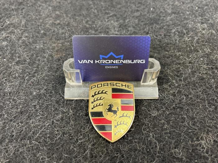 Używane Emblemat Porsche Panamera (970) 4.8 V8 32V Turbo Powerkit Cena € 60,50 Z VAT oferowane przez Van Kronenburg Engines