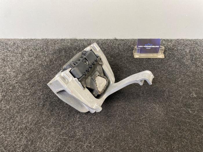 Used Engine mount Volkswagen Golf VIII (CD1) 2.0 TDI BlueMotion 16V Price € 19,95 Inclusive VAT offered by Van Kronenburg Engines