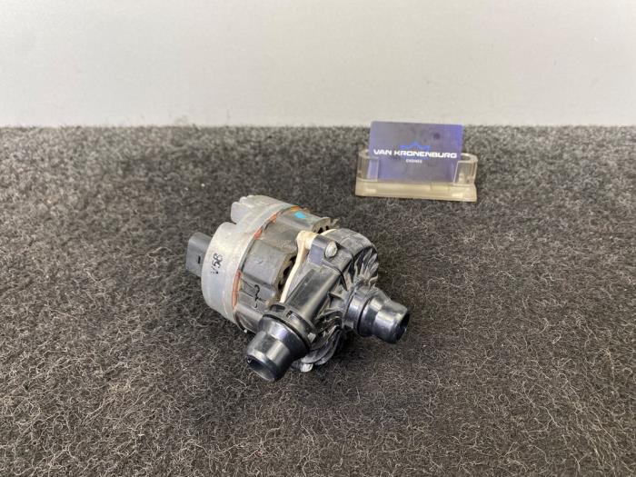 Begagnade Extra vattenpump Mercedes C AMG (C205) 4.0 C-63 AMG V8 Biturbo Pris € 59,96 Inklusive moms erbjuds av Van Kronenburg Engines