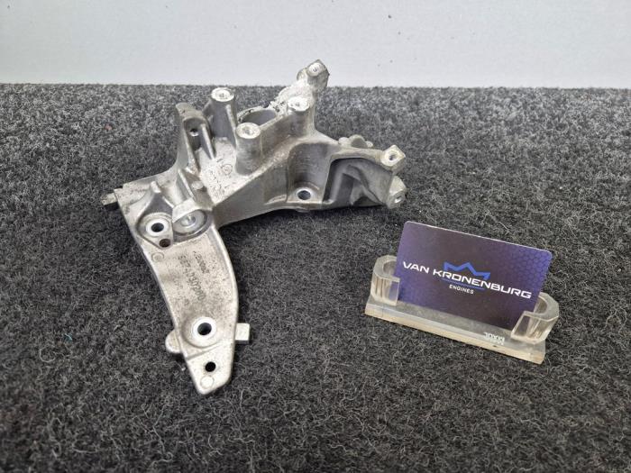 Usagé Support dynamo haut Peugeot 208 I (CA/CC/CK/CL) 1.6 e-HDi FAP Prix € 34,94 Prix TTC proposé par Van Kronenburg Engines