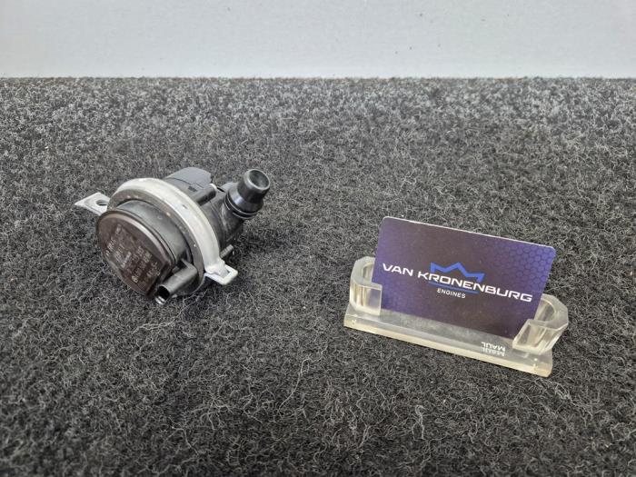 Usagé Pompe à eau Mercedes C (W205) C-160 1.5 EQ Boost Prix € 39,95 Prix TTC proposé par Van Kronenburg Engines