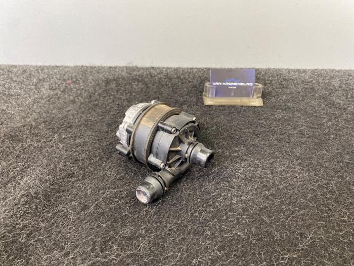 Begagnade Extra vattenpump BMW 3 serie (F30) 320i 2.0 16V Pris € 99,95 Inklusive moms erbjuds av Van Kronenburg Engines