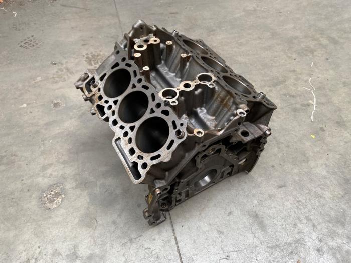 Używane Dolny blok silnika Peugeot 607 (9D/U) 2.7 HDi V6 24V Cena € 400,00 Z VAT oferowane przez Van Kronenburg Engines