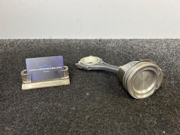 Usagé Piston Mercedes E (W213) E-200 2.0 Turbo 16V Prix € 121,00 Prix TTC proposé par Van Kronenburg Engines