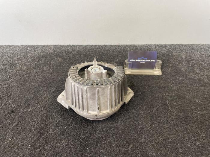 Used Engine mount Mercedes C (W204) 3.0 C-350 CDI V6 24V Price € 44,95 Inclusive VAT offered by Van Kronenburg Engines