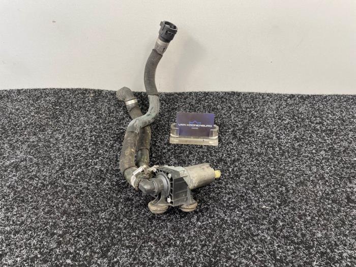 Begagnade Extra vattenpump BMW 3 serie (E90) 320d 16V Pris € 18,15 Inklusive moms erbjuds av Van Kronenburg Engines