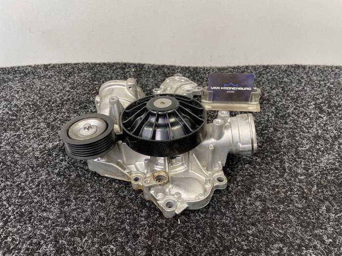 Usagé Pompe à eau Mercedes E (W212) E-500 4.7 V8 32V 4-Matic Prix € 121,00 Prix TTC proposé par Van Kronenburg Engines