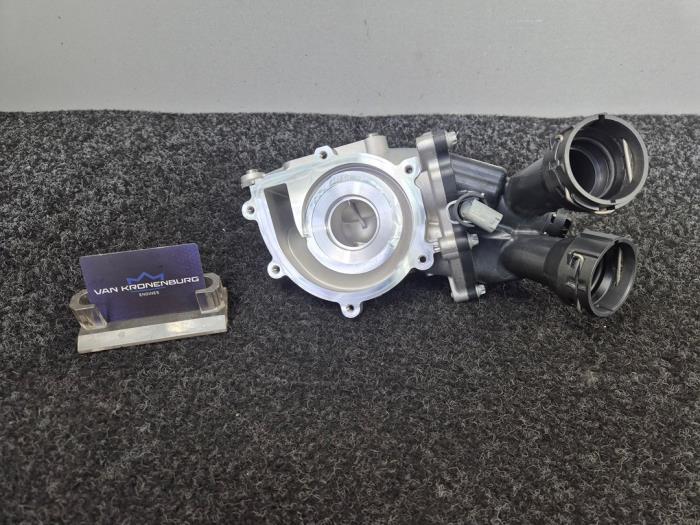 Nowe Pompa wodna Mercedes C (W205) C-220d 2.0 Turbo 16V 4-Matic Cena € 99,95 Z VAT oferowane przez Van Kronenburg Engines