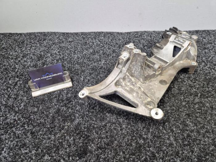 Usagé Support dynamo bas Audi TT Roadster (8J9) 2.5 RS Turbo 20V Quattro Prix € 54,45 Prix TTC proposé par Van Kronenburg Engines