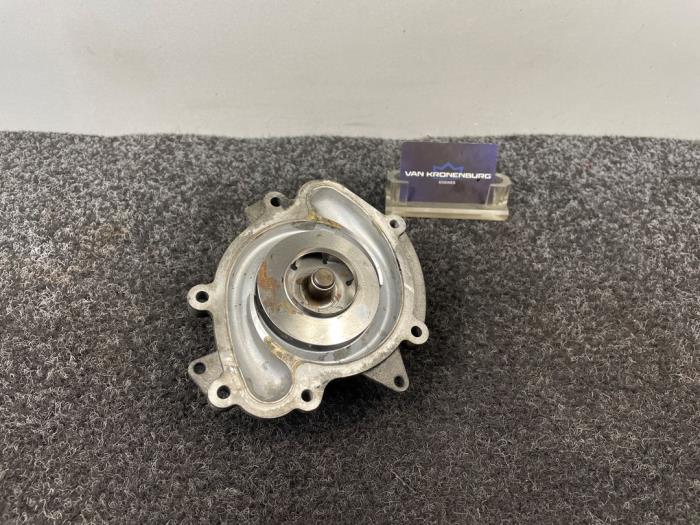 Usagé Pompe à eau Mercedes Vito (639.6) 3.0 122 CDI V6 24V Prix € 30,00 Prix TTC proposé par Van Kronenburg Engines