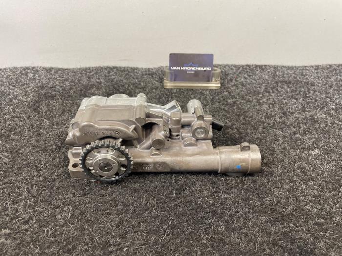 Gebrauchte Ölpumpe Mercedes C (W205) C-200 2.0 CGI 4-Matic 16V Preis € 121,00 Mit Mehrwertsteuer angeboten von Van Kronenburg Engines